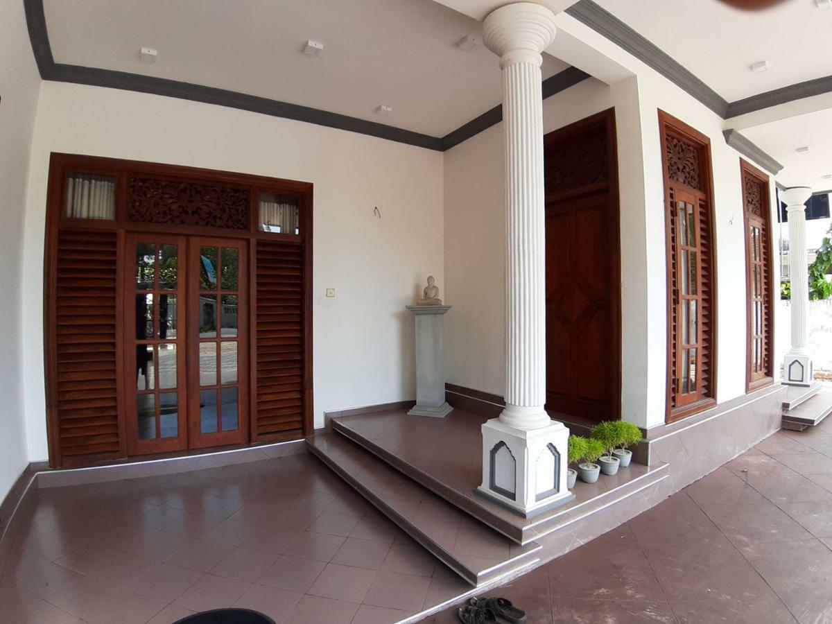 A And D Holiday Inn Anuradhapura Exterior foto