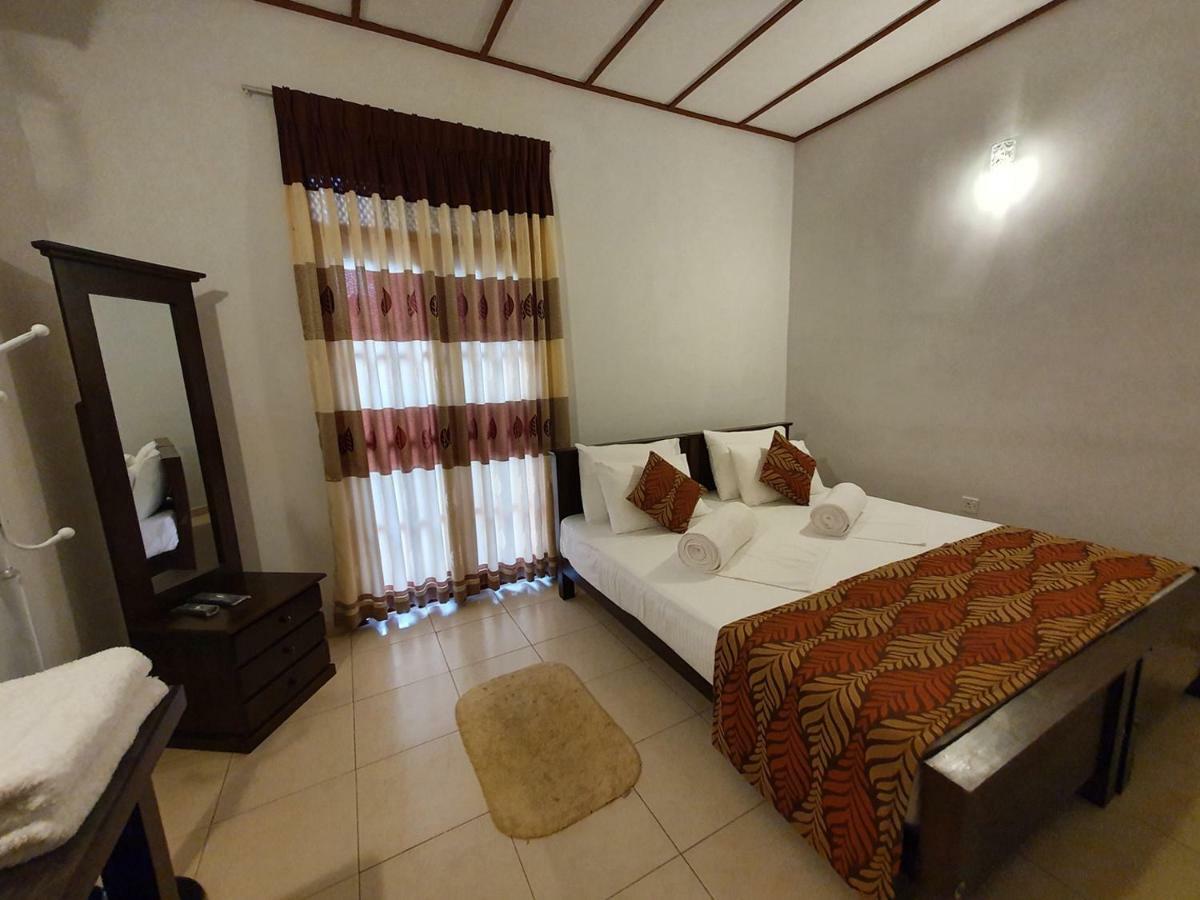 A And D Holiday Inn Anuradhapura Exterior foto