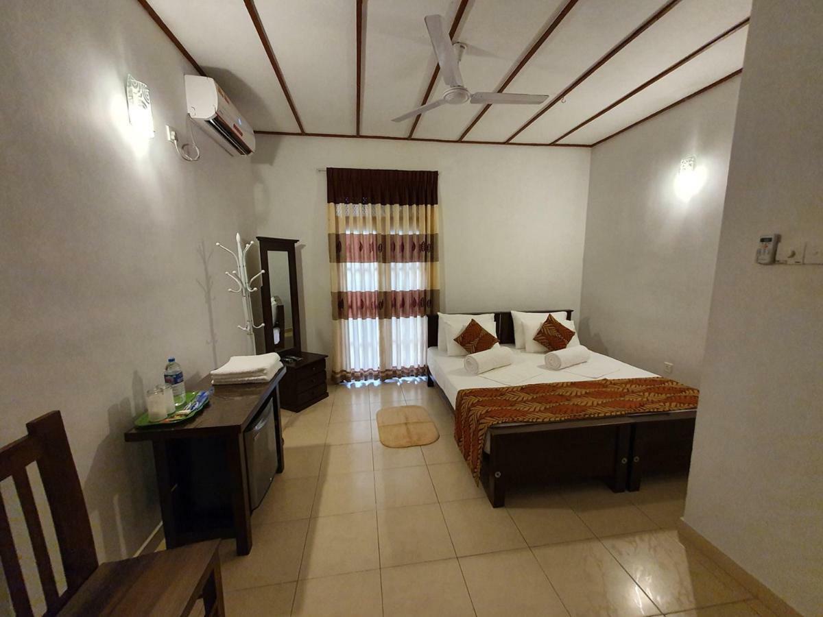 A And D Holiday Inn Anuradhapura Exterior foto